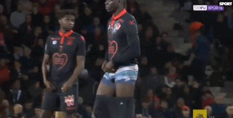 杨瀚森NBA生涯首次首发，被打到面部痛苦倒地，裁判未及时吹停比赛引争议