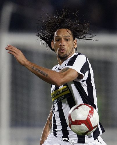 美媒：海兰德遭遇右膝挫伤，本场比赛将不会回归（美媒：海兰德右膝挫伤，提前退场本场不再出战）