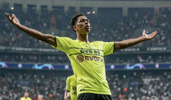 曼城大胜桑德兰，积分榜差距缩小（曼城狂胜桑德兰，联赛积分差距拉近）