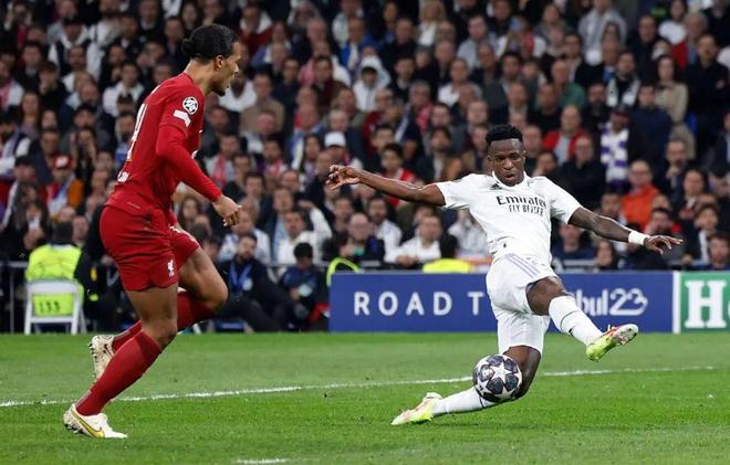 阿利亚迭雷父子分别身穿皇马与阿森纳球衣，晒出对弈图片（阿利亚迭雷父子身披皇马与阿森纳战袍，分享对弈照）