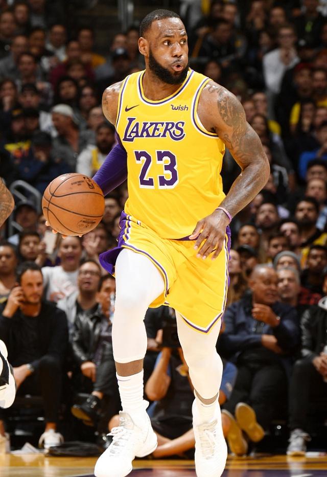 哥本哈根球迷单场向场内投掷83枚烟花，俱乐部被罚15万克朗（哥本哈根因球迷单场投掷83枚烟花被罚15万克朗）